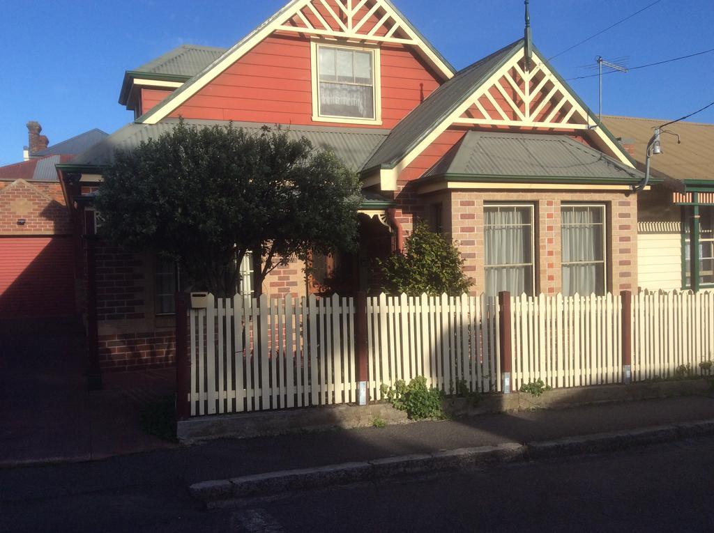 City Townhouse Walking Distance To City Launceston Exterior foto
